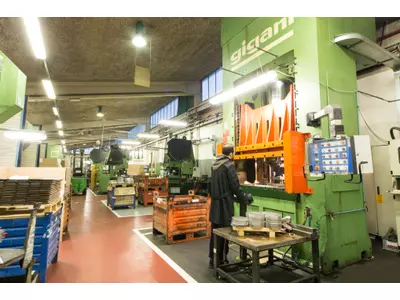 Primo piano pressa Gigant e Reparto Presse 2.jpg
